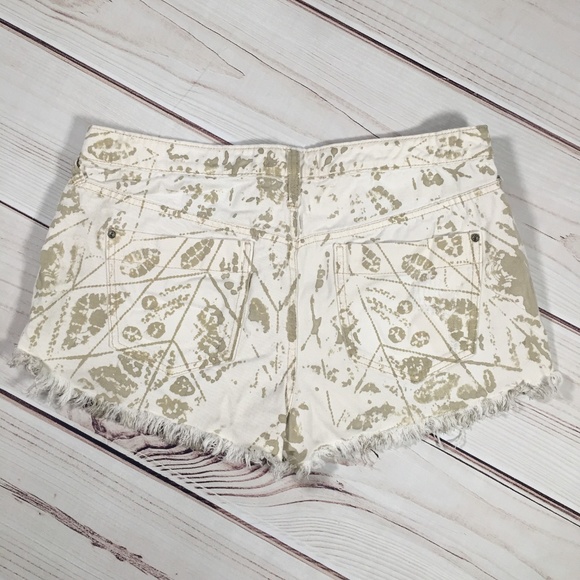 FREE PEOPLE White Distressed Cutoff Shorts Size 31 - Picture 5 of 6